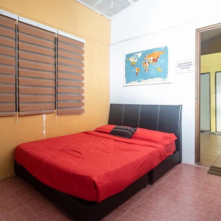 Aiza Homestay Opposite Abang Strawberry Taman Sedia 丹那拉打 外观 照片