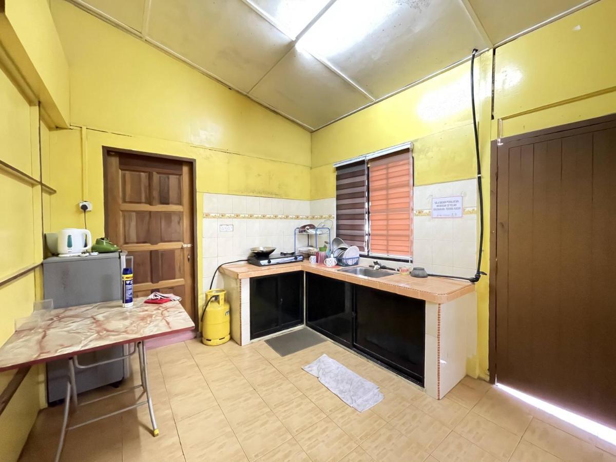Aiza Homestay Opposite Abang Strawberry Taman Sedia 丹那拉打 外观 照片