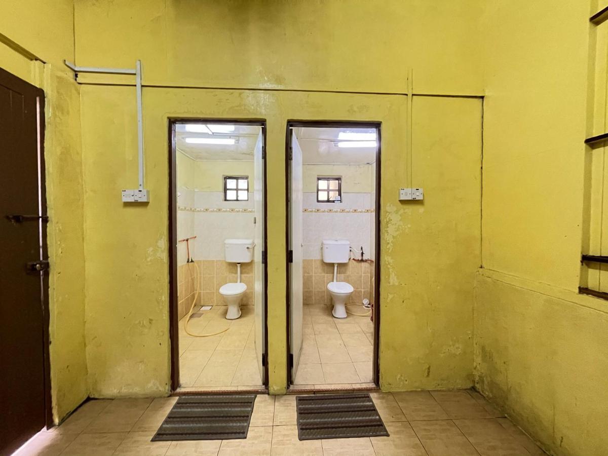 Aiza Homestay Opposite Abang Strawberry Taman Sedia 丹那拉打 外观 照片