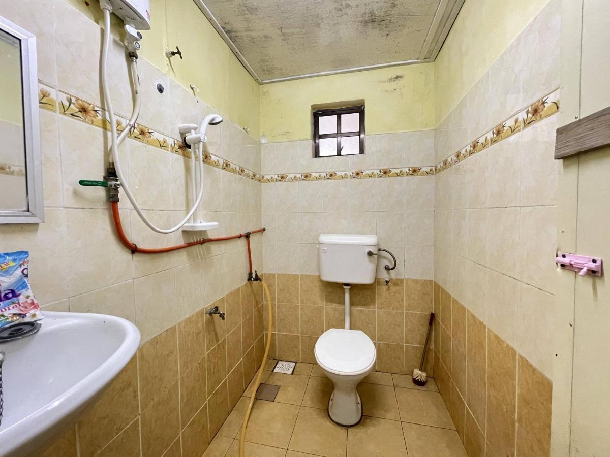 Aiza Homestay Opposite Abang Strawberry Taman Sedia 丹那拉打 外观 照片