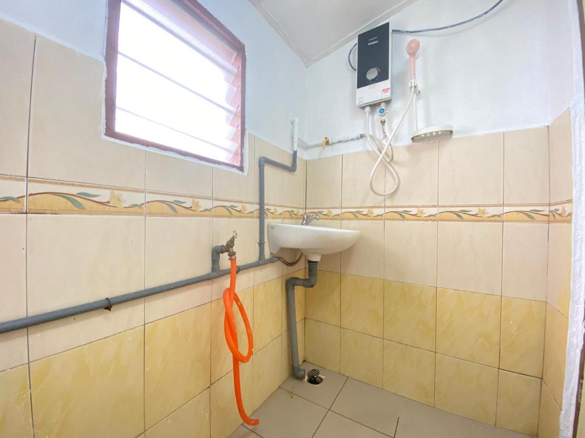 Aiza Homestay Opposite Abang Strawberry Taman Sedia 丹那拉打 外观 照片
