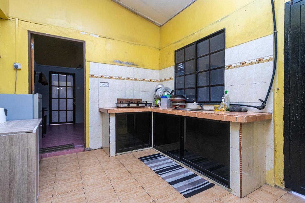 Aiza Homestay Opposite Abang Strawberry Taman Sedia 丹那拉打 外观 照片