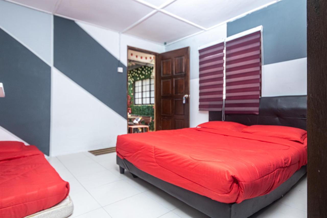 Aiza Homestay Opposite Abang Strawberry Taman Sedia 丹那拉打 外观 照片