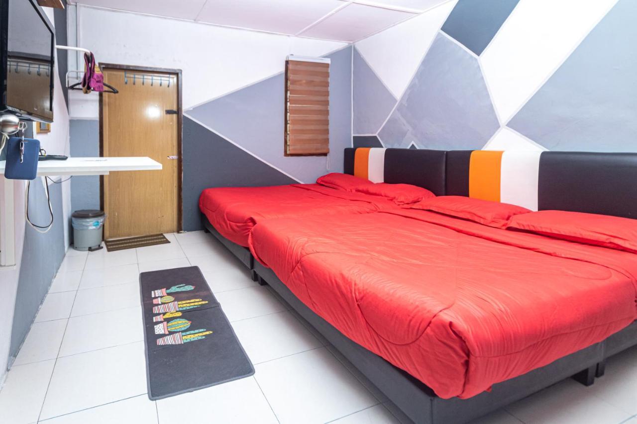 Aiza Homestay Opposite Abang Strawberry Taman Sedia 丹那拉打 外观 照片