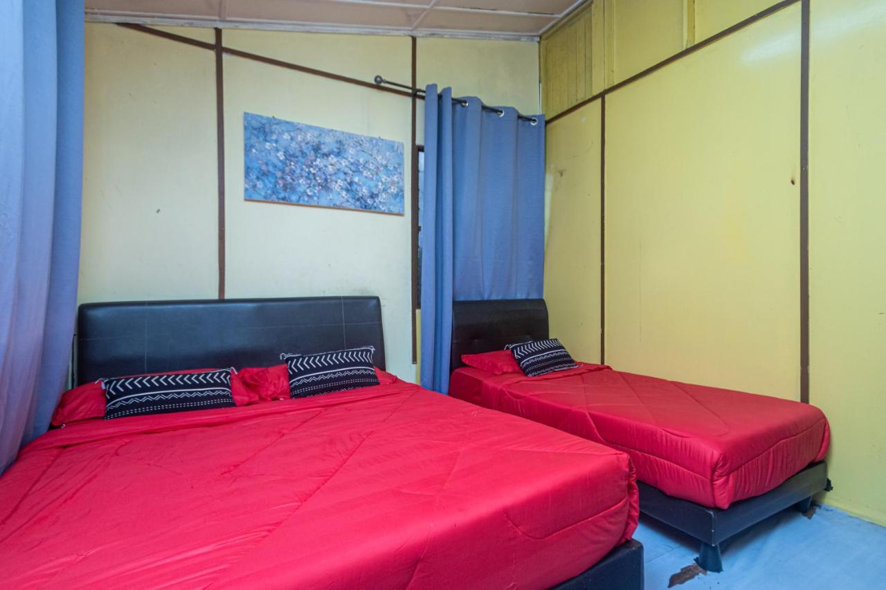 Aiza Homestay Opposite Abang Strawberry Taman Sedia 丹那拉打 外观 照片
