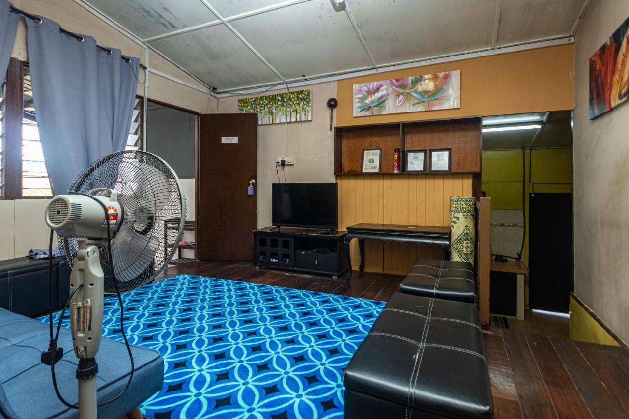 Aiza Homestay Opposite Abang Strawberry Taman Sedia 丹那拉打 外观 照片