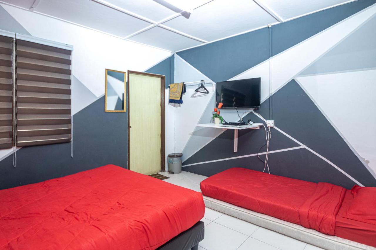 Aiza Homestay Opposite Abang Strawberry Taman Sedia 丹那拉打 外观 照片