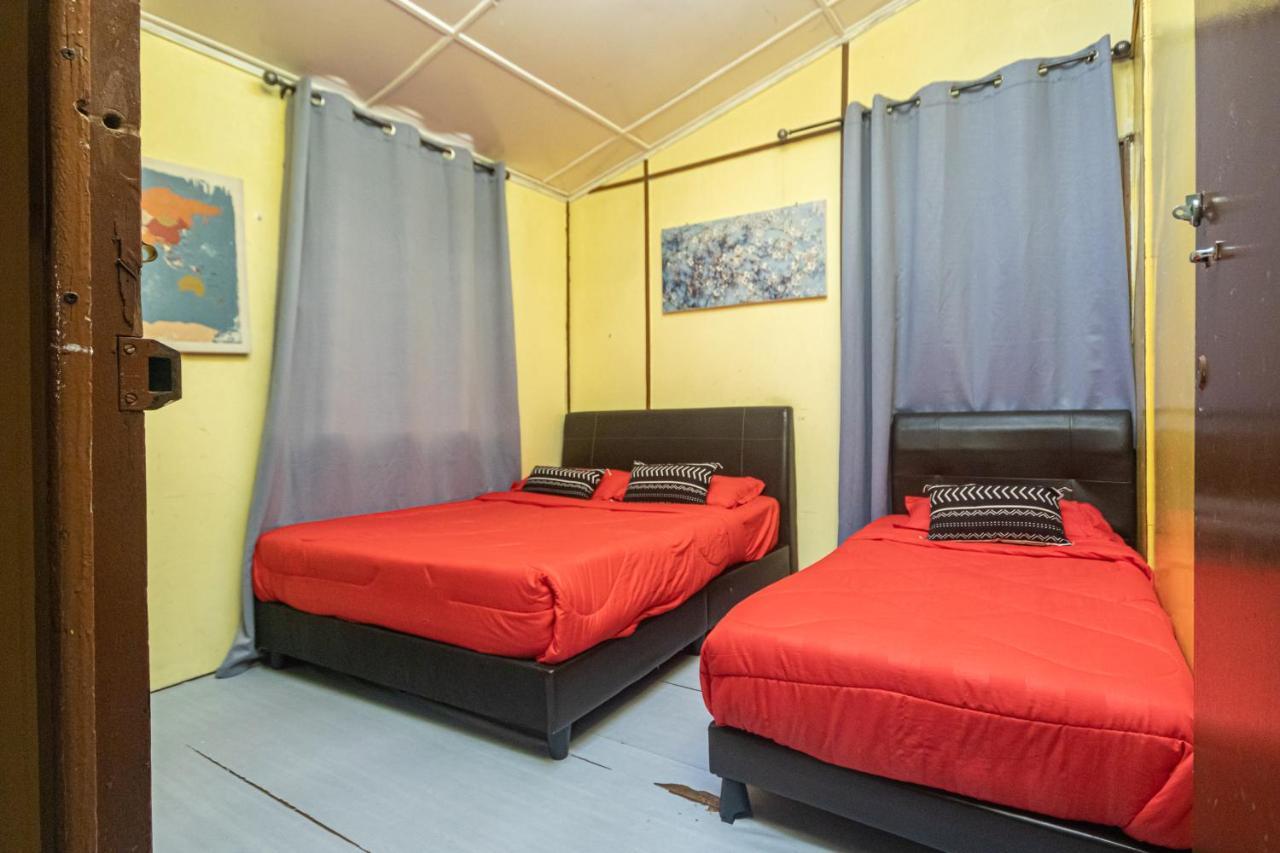 Aiza Homestay Opposite Abang Strawberry Taman Sedia 丹那拉打 外观 照片