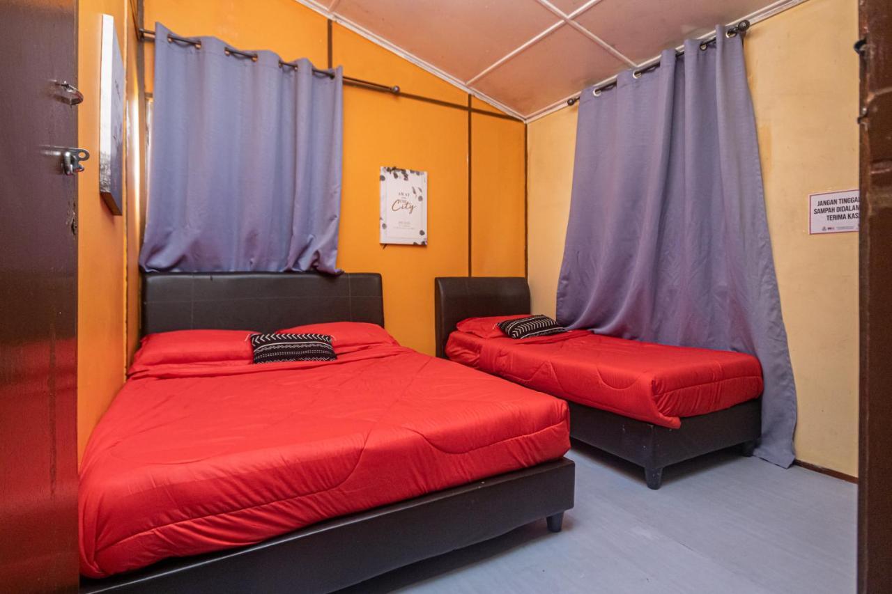 Aiza Homestay Opposite Abang Strawberry Taman Sedia 丹那拉打 外观 照片