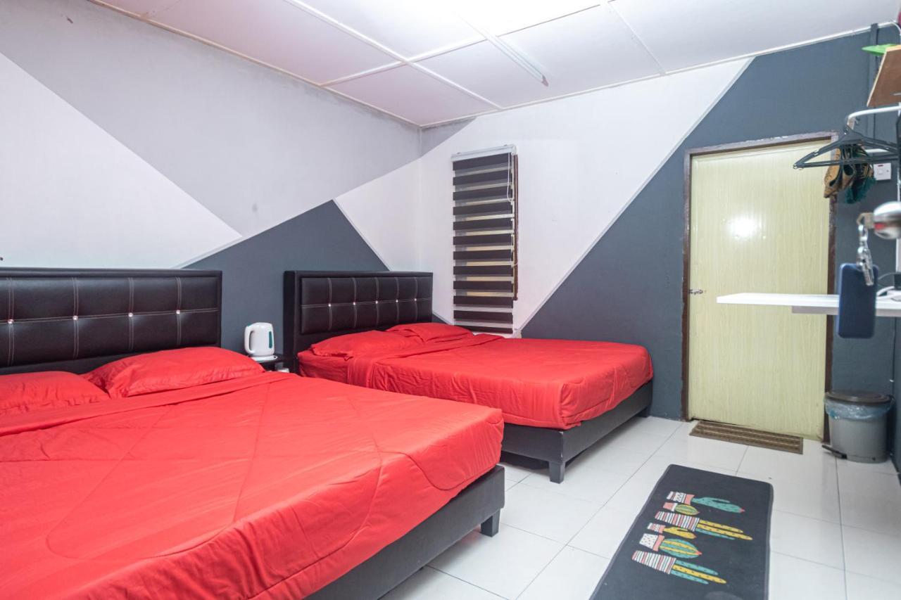 Aiza Homestay Opposite Abang Strawberry Taman Sedia 丹那拉打 外观 照片
